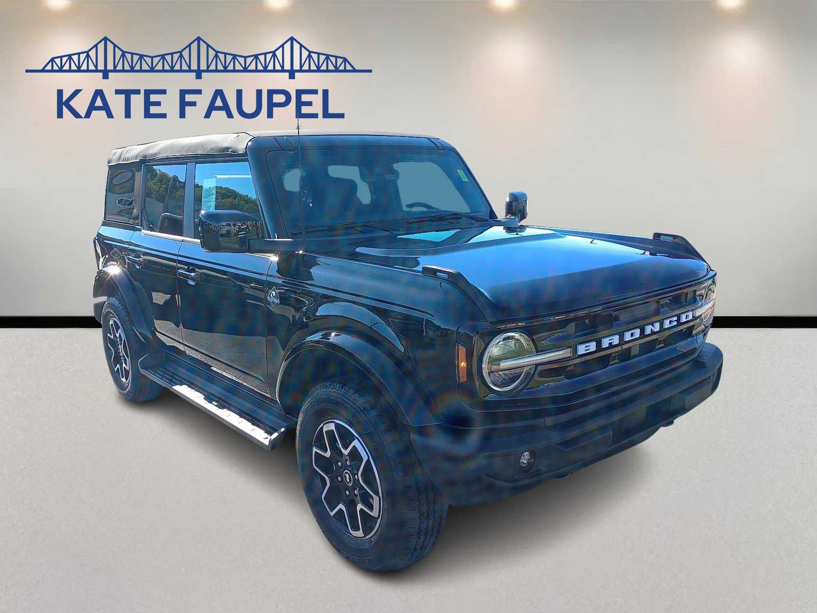 2025 Ford Bronco Outer Banks in Shadow Black — front three-quarter view