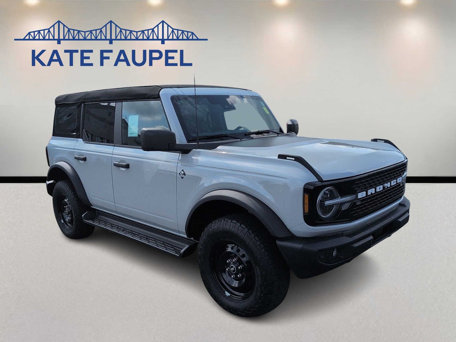 2026 Ford Bronco Outer Banks in Avalanche Gray — front three-quarter view