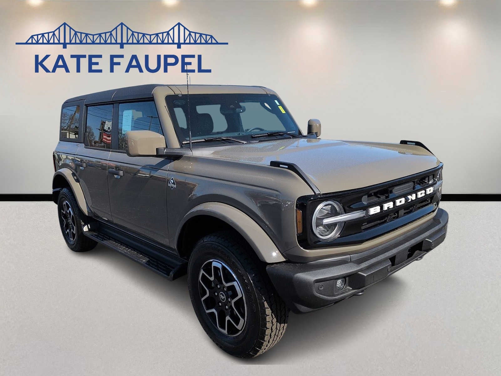 2026 Ford Bronco Outer Banks in Marsh Gray — front three-quarter view